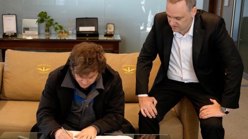 Reforma laboral de Milei: cómo cambiarán las indemnizaciones, vacaciones, horas extra, salarios y la jornada laboral