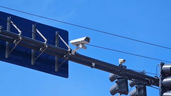 San Isidro: finalizó la instalación de lectoras de patentes en la calle Uruguay para controlar vehículos en el límite con San Fernando