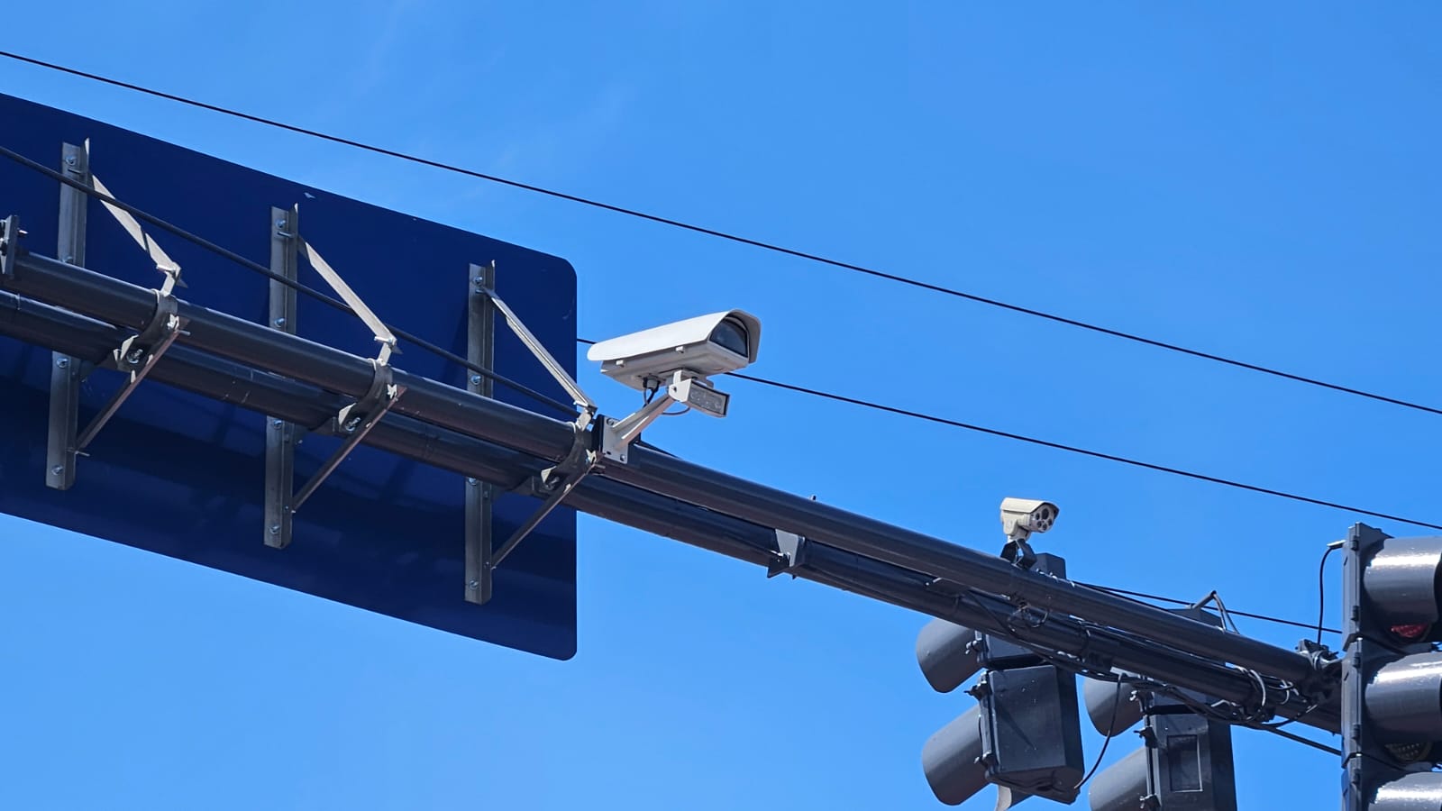 San Isidro: finalizó la instalación de lectoras de patentes en la calle Uruguay para controlar vehículos en el límite con San Fernando