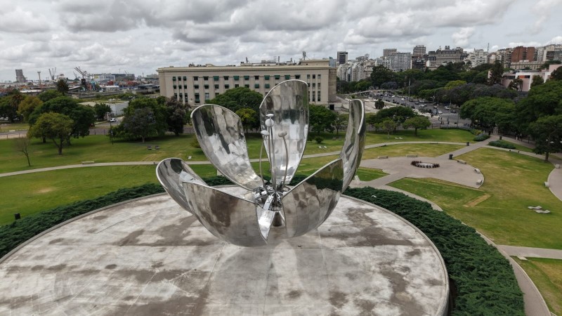 La Floralis Genérica vuelve a brillar y la Ciudad lo celebra con una gran fiesta