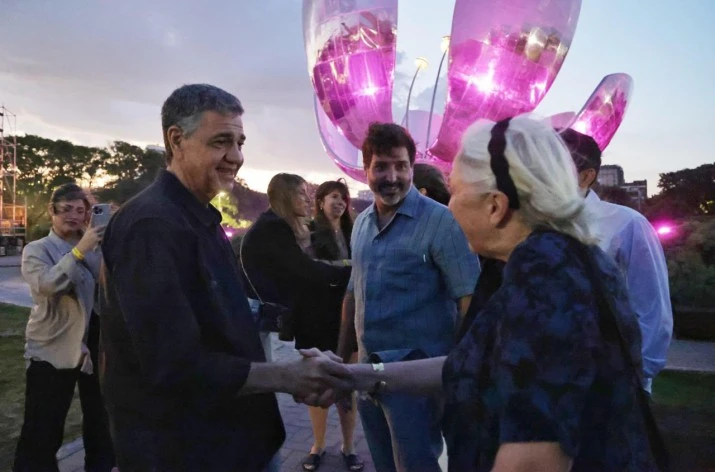 Con una gran fiesta que reunió a vecinos y turistas, la Ciudad celebró la restauración de la Floralis Genérica en Recoleta