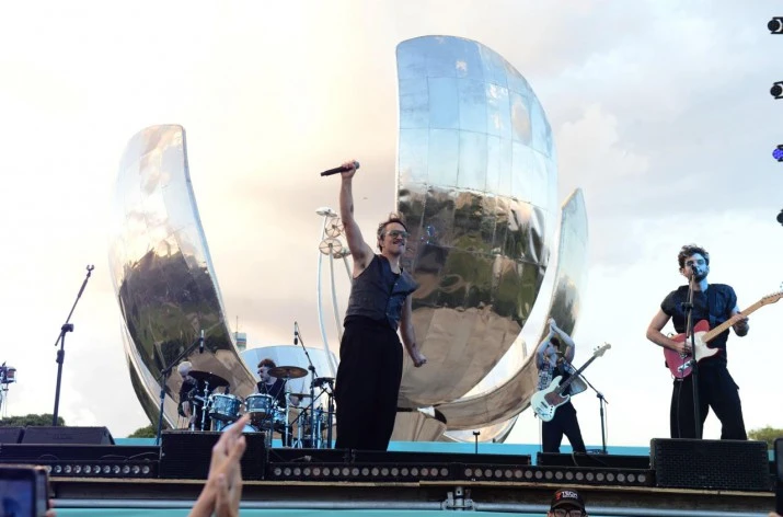 Con una gran fiesta que reunió a vecinos y turistas, la Ciudad celebró la restauración de la Floralis Genérica en Recoleta