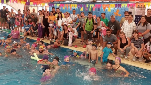 Troncos del Talar: el Municipio de Tigre cerró el año de las clases de natación junto a las familias de los concurrentes
