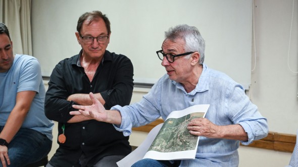 Julio Zamora mantuvo un encuentro con comerciantes de Troncos del Talar para debatir sobre el proyecto municipal de ordenanza de limitación de altura