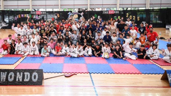 Junto a centenares de vecinos y vecinas, la Escuela Municipal de Taekwondo cerró el 2025 en el microestadio Ciudad de Benavídez