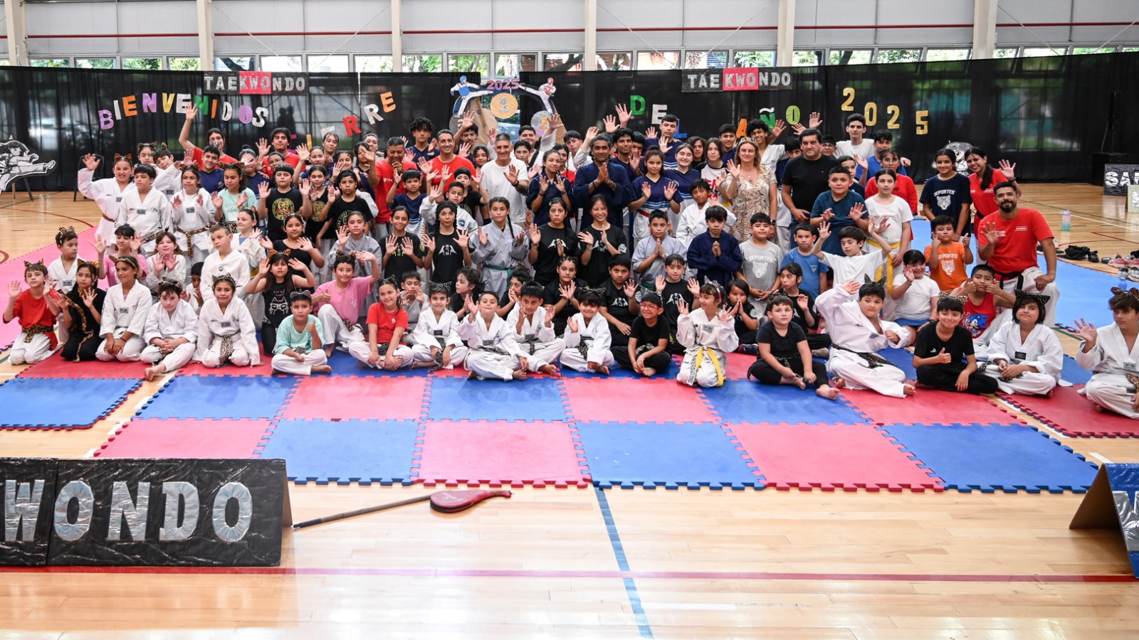 Junto a centenares de vecinos y vecinas, la Escuela Municipal de Taekwondo cerró el 2025 en el microestadio Ciudad de Benavídez