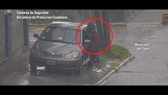 Forzó la puerta de un vehículo estacionado y se dio a la fuga con la llegada del COT: fue aprehendido a los pocos metros