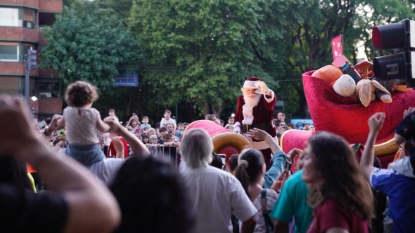 La Ciudad vive la fiesta de la Navidad y Papa Noel se sumó al festejo del Desfile Mágico