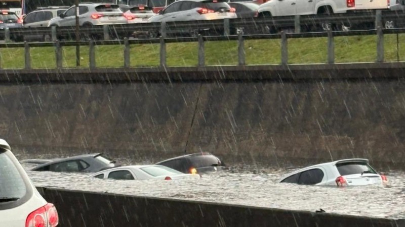 Fuerte temporal en el AMBA: un shopping inundado, autos flotando y granizo en la zona norte y oeste