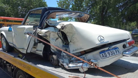 Impactante choque en la autopista Panamericana con un exótico auto de colección