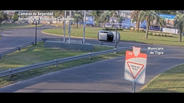 Conducía a alta velocidad, perdió el control del vehículo y volcó en Rincón de Milberg