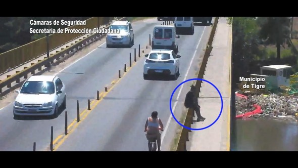 Una mujer se tiró al río en Troncos del Talar y puso en peligro su vida: la imprudencia quedó registrada por las cámaras del COT