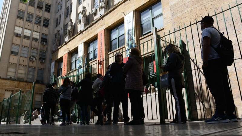 Largas filas para atenderse en el Hospital Odontológico de la UBA: la atención cuesta desde $15.000