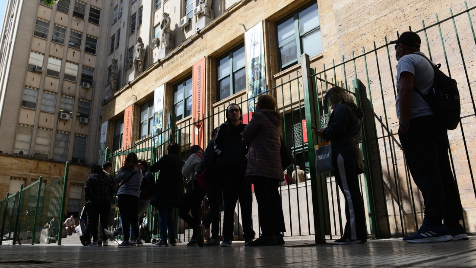 Largas filas para atenderse en el Hospital Odontológico de la UBA: la atención cuesta desde $15.000