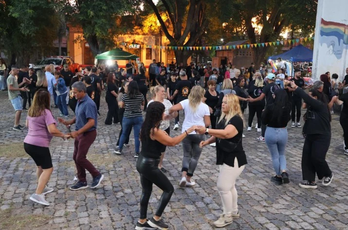 Mercado Raíz volvió a convocar a la comunidad en el Paseo del Puerto de Baradero