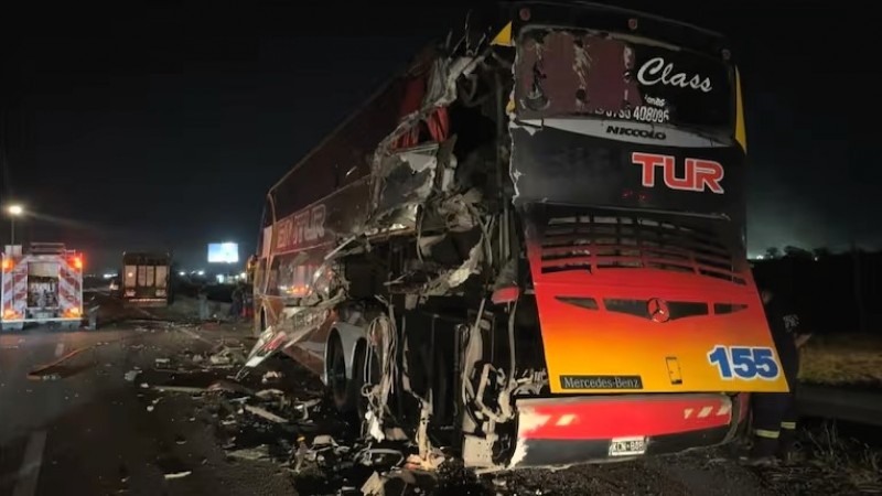 Campana: dos heridos graves tras un choque entre un micro de larga distancia y un camión en la Ruta 9