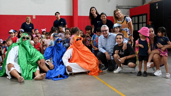 Julio Zamora visitó la colonia de verano en Troncos del Talar