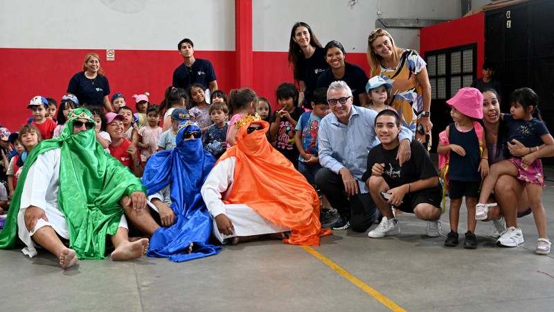 Julio Zamora visitó la colonia de verano en Troncos del Talar