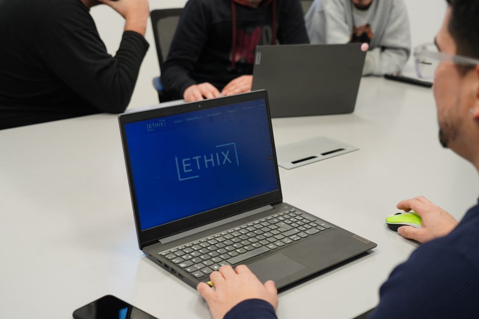 Escobar redujo con IA hasta un 98% los tiempos administrativos en el área de compras