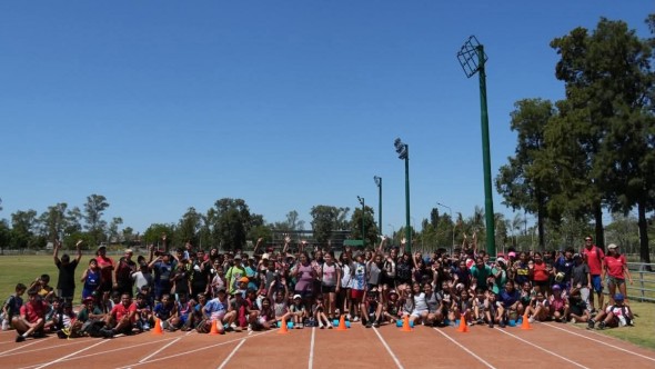En el marco de la Colonia de Verano 2026, la comunidad disfrutó de actividades en la Pista de Atletismo Municipal