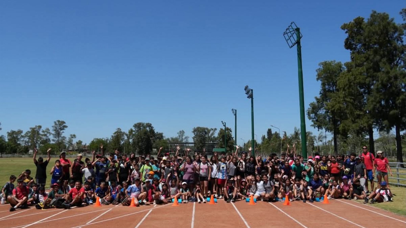En el marco de la Colonia de Verano 2026, la comunidad disfrutó de actividades en la Pista de Atletismo Municipal
