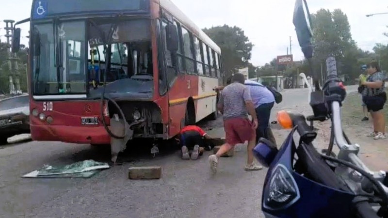 Tragedia en Merlo: iban en moto con un bebé de tres meses, chocaron con un colectivo y murieron los tres