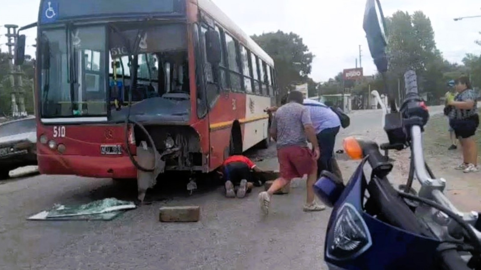 Tragedia en Merlo: iban en moto con un bebé de tres meses, chocaron con un colectivo y murieron los tres