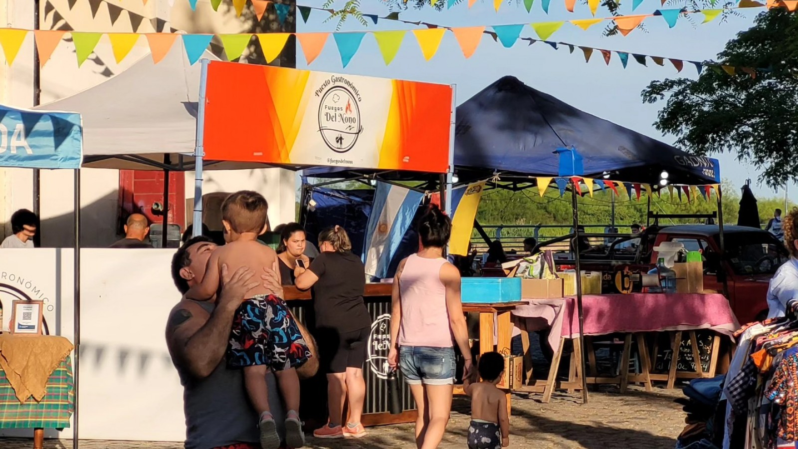 Mercado Raíz brilló en el Puerto de Baradero y se prepara para su última edición de enero