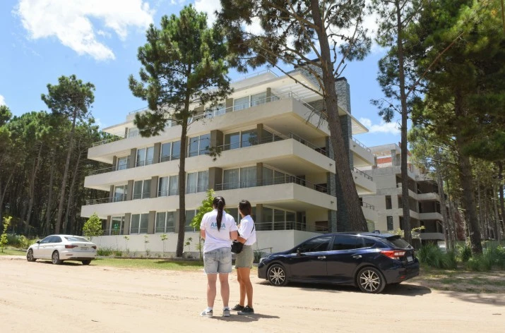 ARBA identificó más de 110 mil metros cuadrados sin declarar en Pinamar y Cariló, con más de 200 casas de lujo y edificios en altura