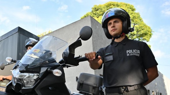 Imagen de autoridad: la Policía de la Ciudad renueva su uniforme y su presencia territorial