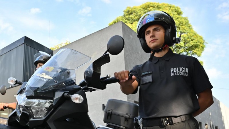Imagen de autoridad: la Policía de la Ciudad renueva su uniforme y su presencia territorial