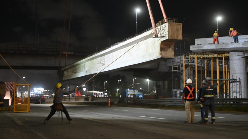 En un megaoperativo nocturno colocaron vigas de 45 toneladas para ampliar el Puente Labruna sobre Cantilo