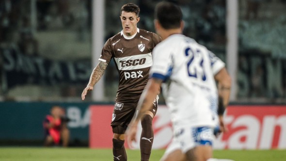 Platense superó a Talleres bajo la lluvia en Córdoba y es líder del Apertura