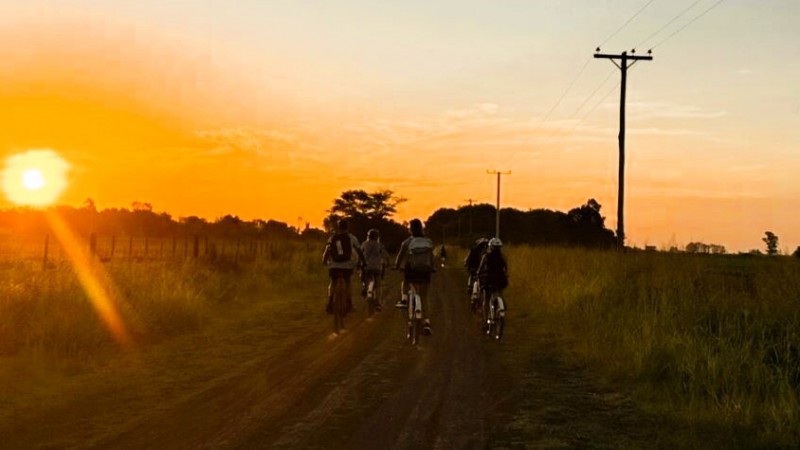 Atardecer, historia y bicicletas: una experiencia compartida en Mariano Benítez