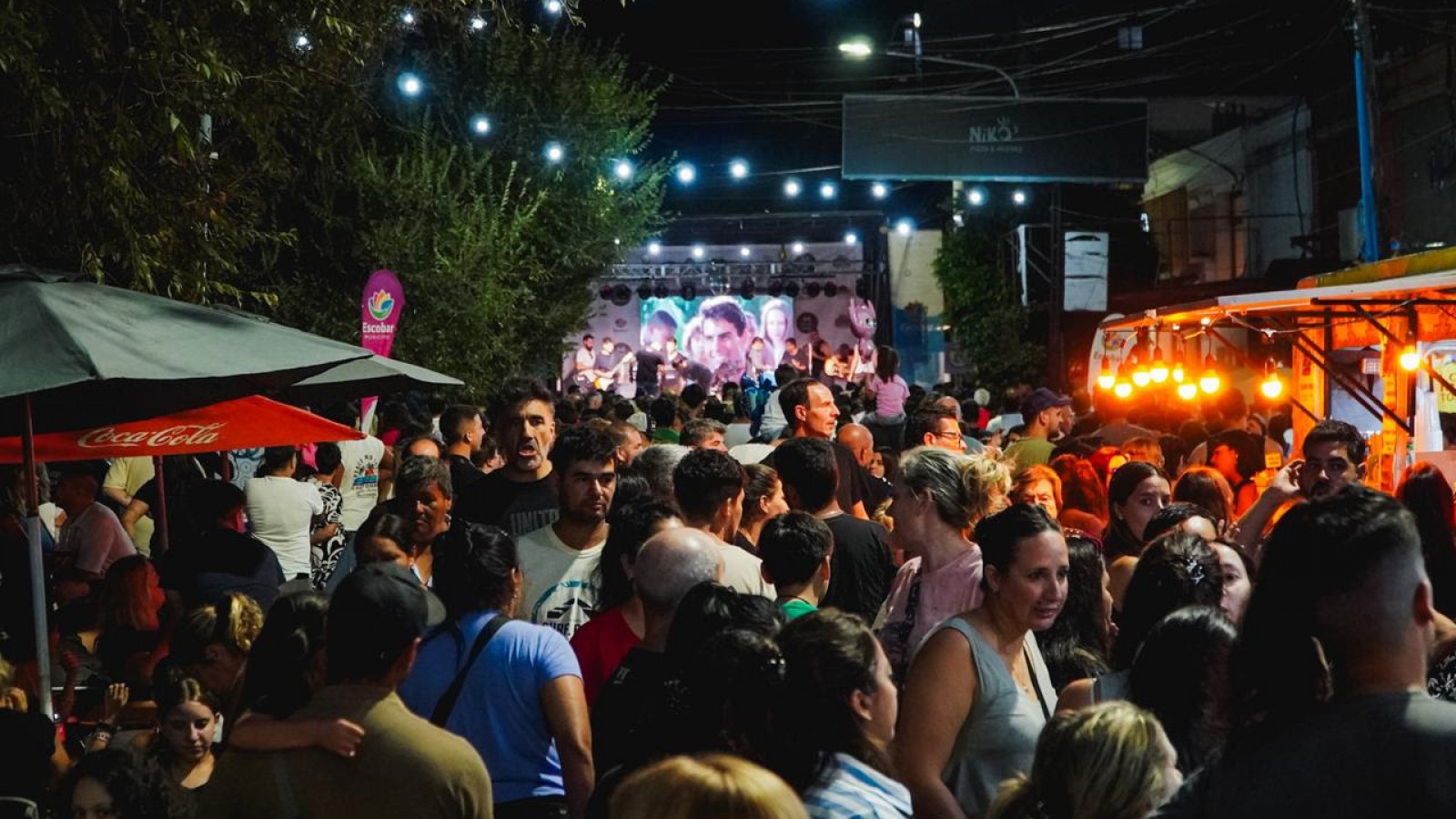 Ya es un clásico: más de 6.000 personas se sumaron a la octava edición de la Peatonal Ochentosa