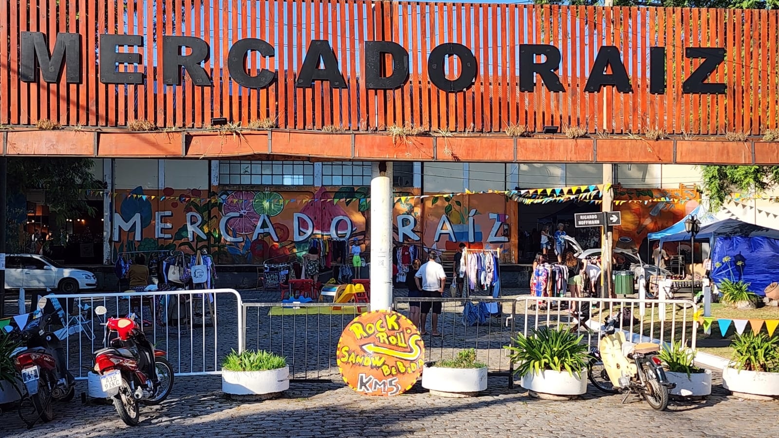 Mercado Raíz cerró enero con propuestas ambientales y a pura danza en el Paseo del Puerto