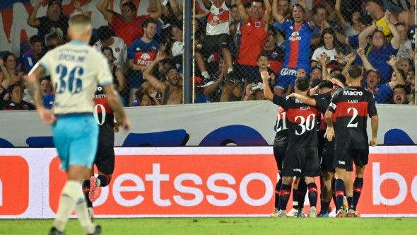 Tigre se hizo fuerte en Victoria: le ganó 3 a 1 a Racing y es líder del Torneo Apertura