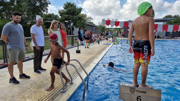 En el marco de las colonias de verano, Julio Zamora acompañó unas clases abiertas de natación en polideportivos del distrito