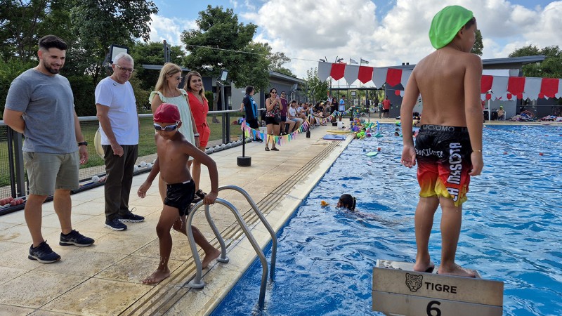 En el marco de las colonias de verano, Julio Zamora acompañó unas clases abiertas de natación en polideportivos del distrito