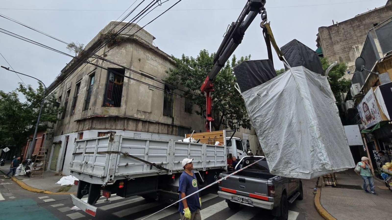 La Ciudad clausuró una propiedad de 50 habitaciones y cinco locales que estaba tomada frente al Spinetto Shopping