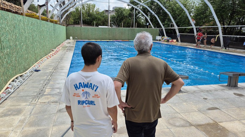 A fin de reforzar la infraestructura deportiva, avanza la instalación de un nuevo cerramiento desplazable en el natatorio del Polideportivo San Martín