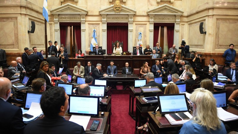 Reforma laboral: vacaciones, despidos y banco de horas, los cambios clave del proyecto aprobado por el Senado