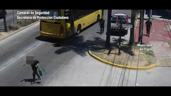Imprudencia peatonal: un hombre fue embestido por un automóvil luego de cruzar peligrosamente varias veces la Ruta 197