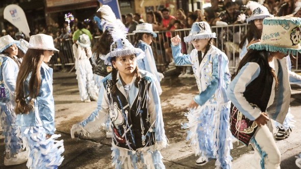 El distrito de Pilar celebrará el fin de semana largo con tres jornadas de carnaval gratuitas, espectáculos en vivo y transporte especial para facilitar el acceso desde todas las localidades.