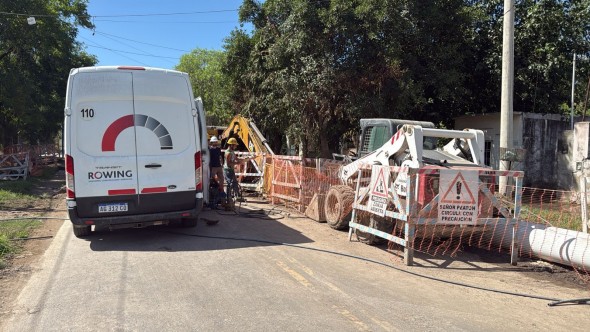 Rotura de un caño en una obra de AySA: el Municipio intervino de inmediato con tareas de limpieza