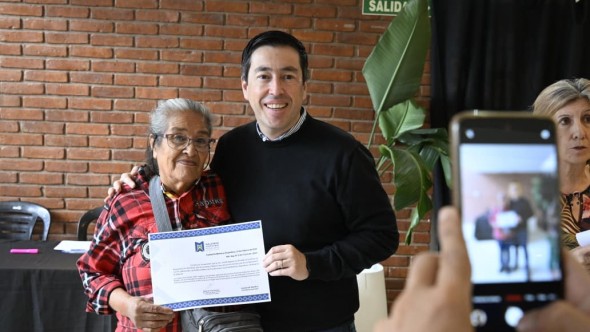 Nardini entregó escrituras definitivas a 33 familias malvinenses