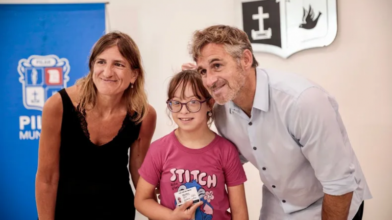 Federico Achával entregó pases libres de transporte a personas con discapacidad en Pilar