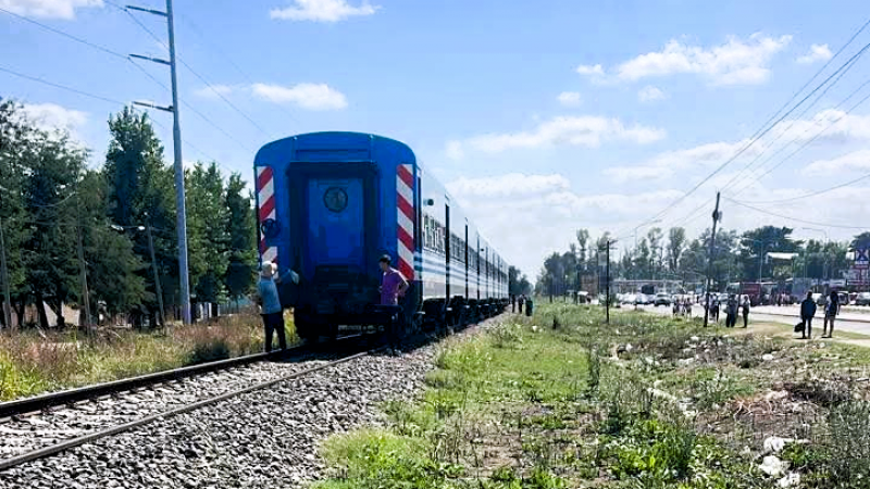 Tragedia en Merlo: iban a denunciar la desaparición de una joven y su bebé y descubrieron que habían muerto arrollados por el tren