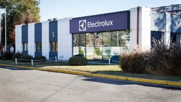 Fuerte ajuste en Electrolux: redujo su planta de 700 a 200 empleados y lanzó un nuevo plan de retiros voluntarios