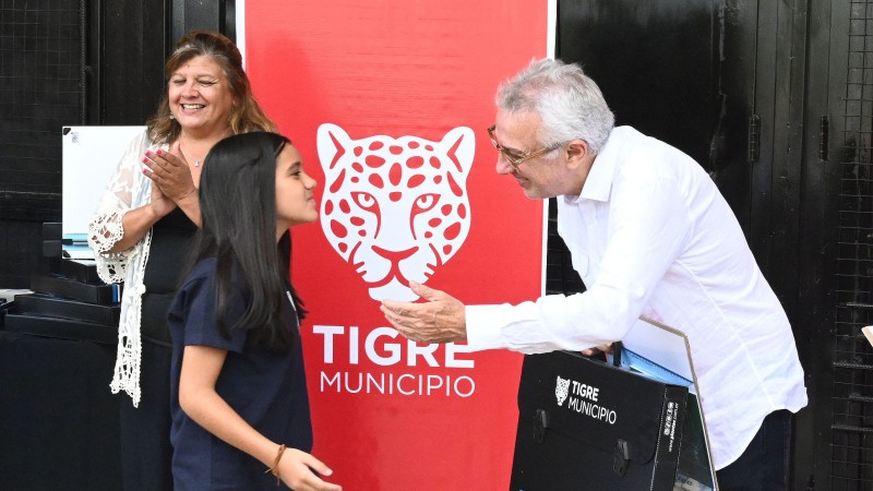 Fortalecimiento educativo: Julio Zamora encabezó la entrega de kits escolares a 225 estudiantes del distrito